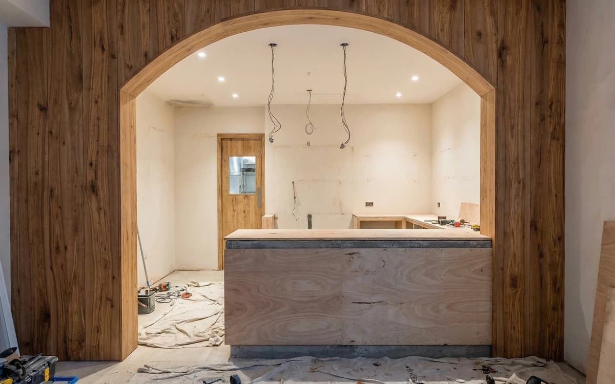 Antes: Cocina abierta visible desde la sala del restaurante