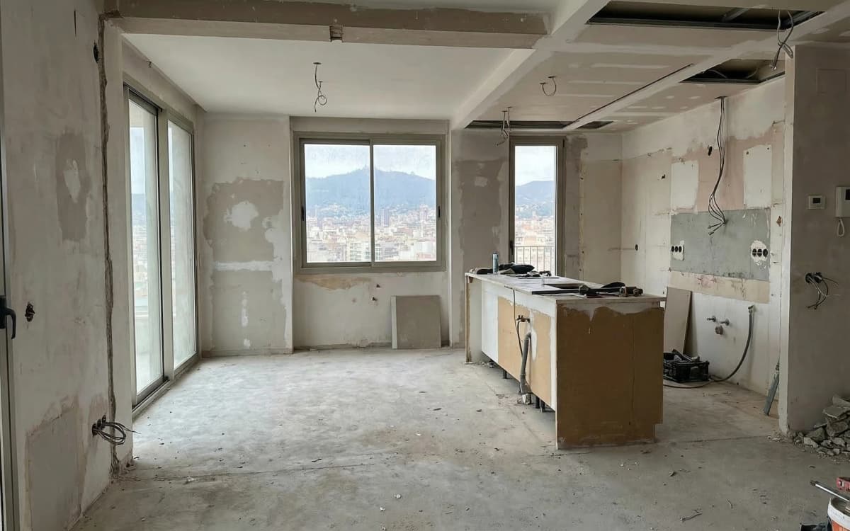 Antes: Comedor y cocina abierta del ático en Sarrià