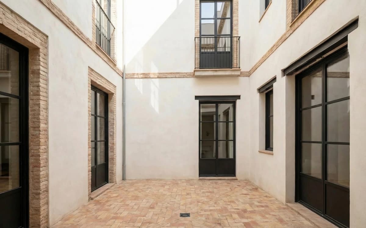 Antes: Patio interior vegetalizado de la casa rehabilitada en Gràcia