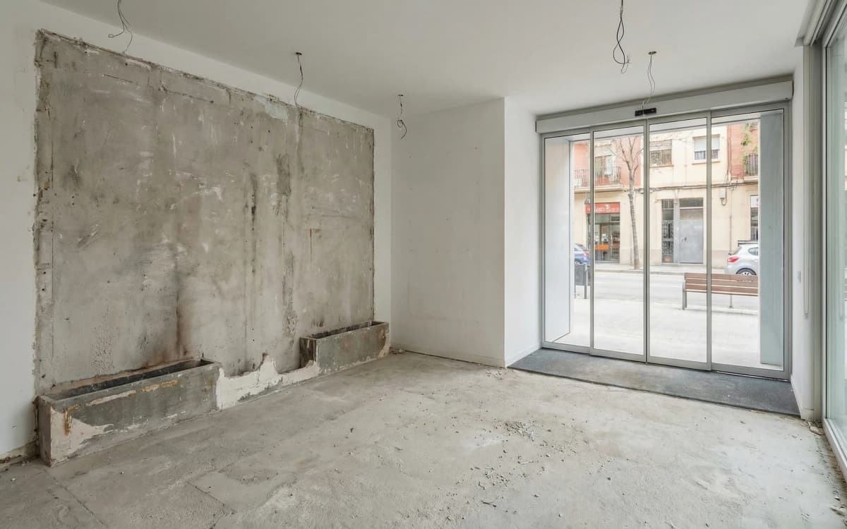 Antes: Recepción con muro vegetal y mostrador de terrazzo