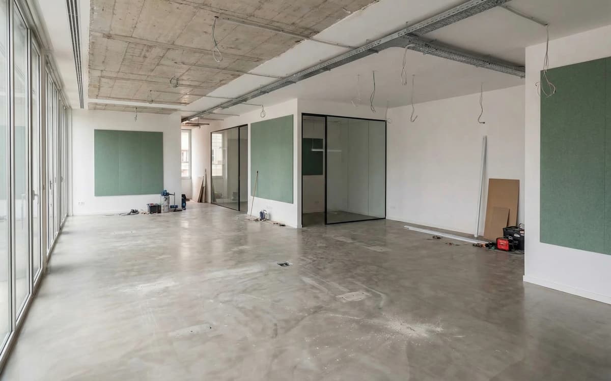 Antes: Espacio abierto de trabajo con diseño biofílico en Sant Martí