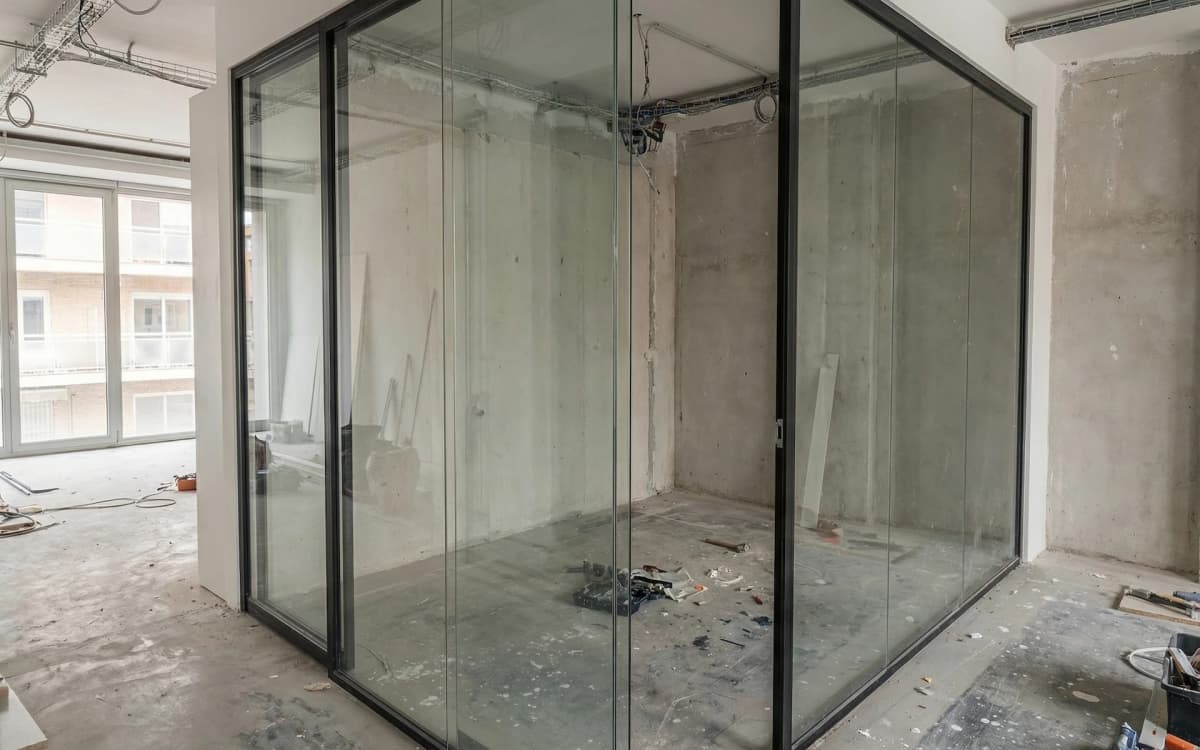 Antes: Sala de reuniones vitrificada con acústica integrada