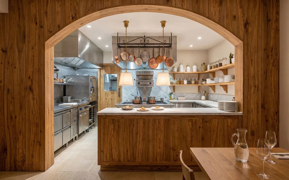 Después: Cocina abierta visible desde la sala del restaurante