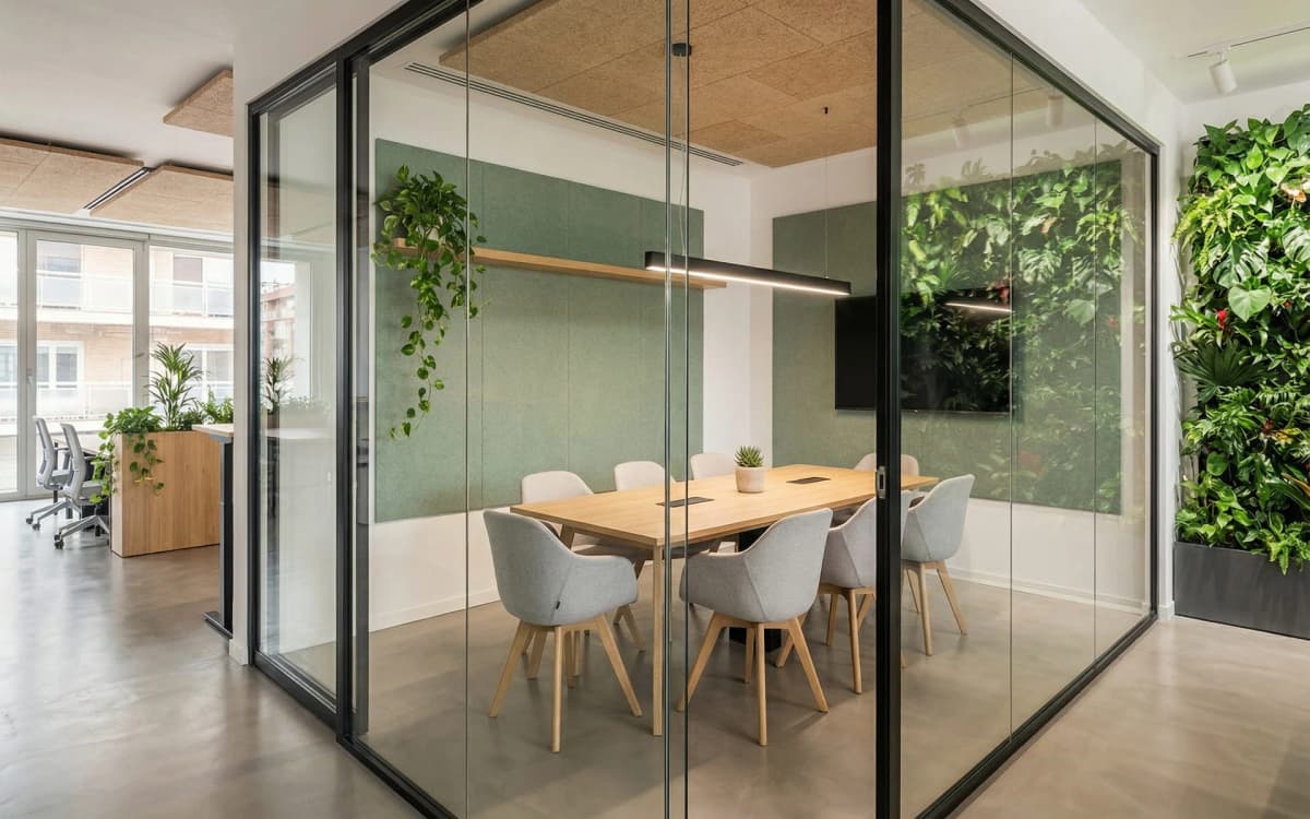Después: Sala de reuniones vitrificada con acústica integrada